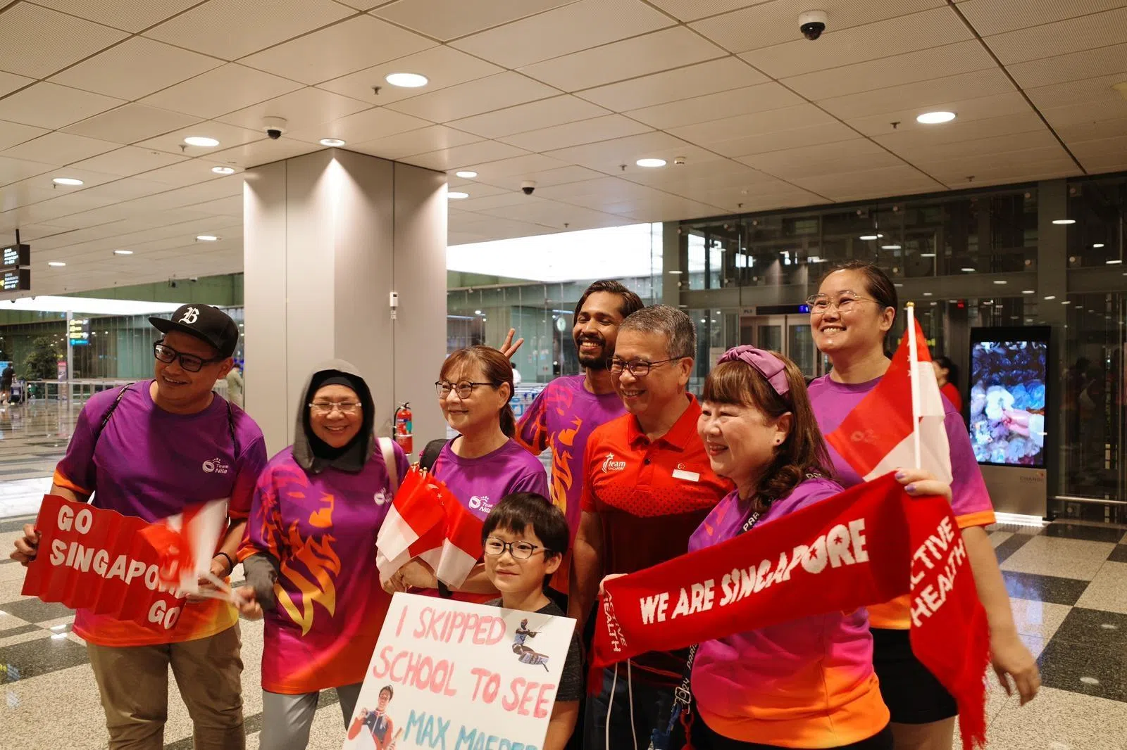 唐振辉部长（右三）和支持者陈昱恺（中）一同合影。（卓舒畅摄）