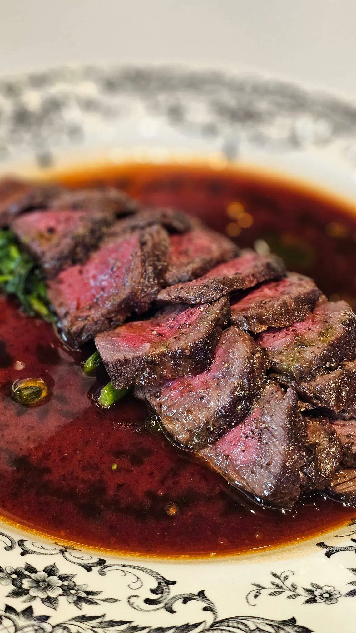 主食烤和牛裙排，肉质自带风味，加上松露酱汁，画龙点睛。（黄亿敏摄）