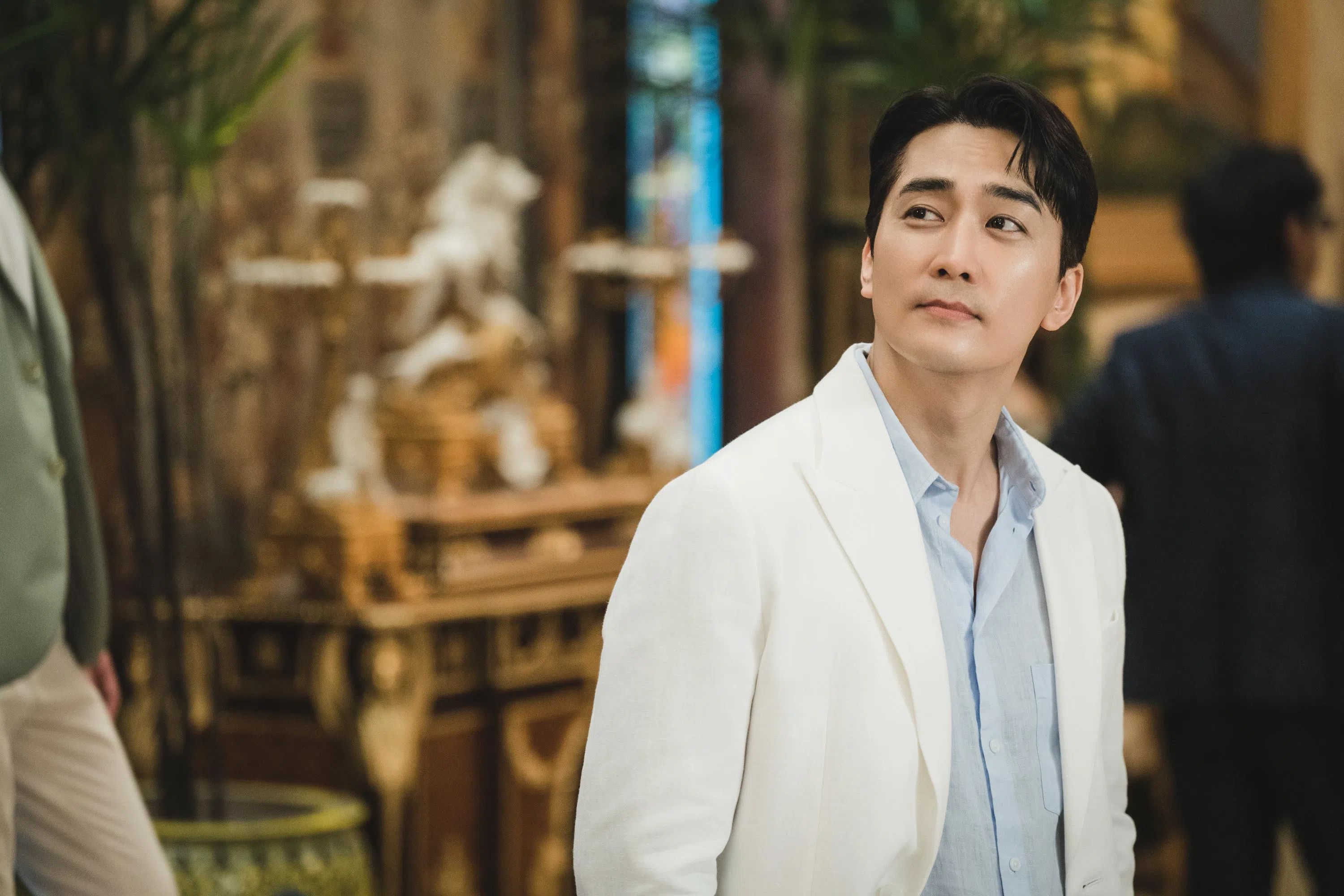 宋承宪在《玩家2》变身不同玩家身份，惩治奸恶。（tvN提供）