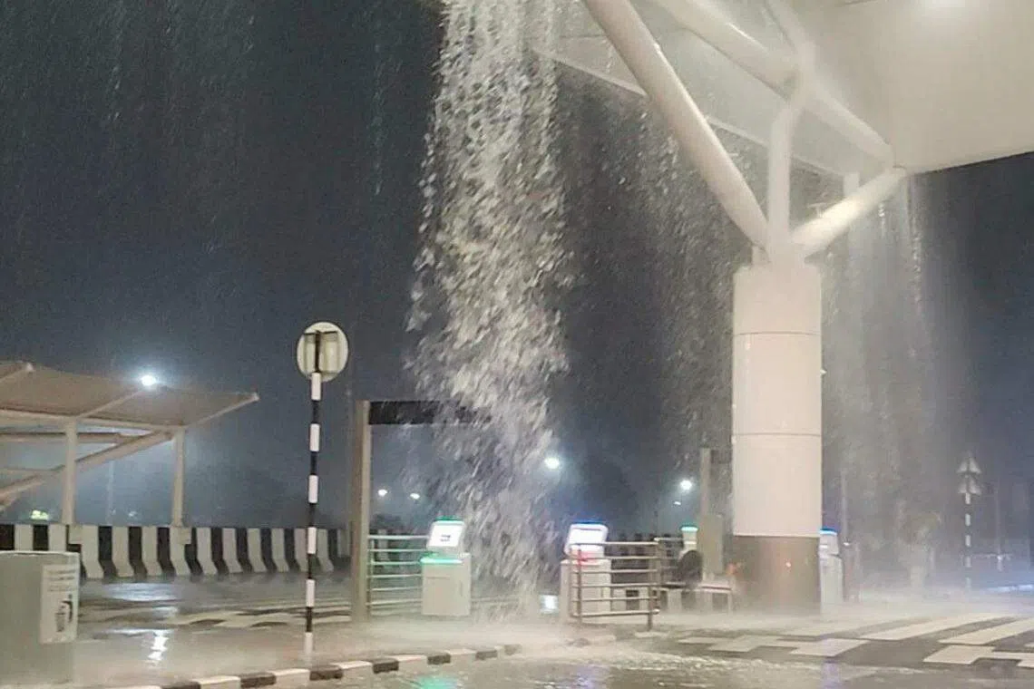 社交媒体视频截图显示，6月28日，雨水从新德里英迪拉甘地国际机场1号航站楼的屋顶渗出。（路透社）
