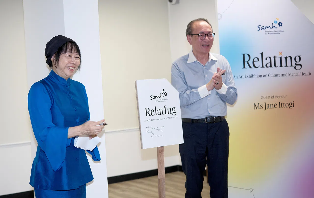 总统夫人珍一藤木（左）与新加坡心理健康协会主席李清副教授一同为“交汇：文化X心理健康”画展主持开幕仪式。（曾坤顺摄）