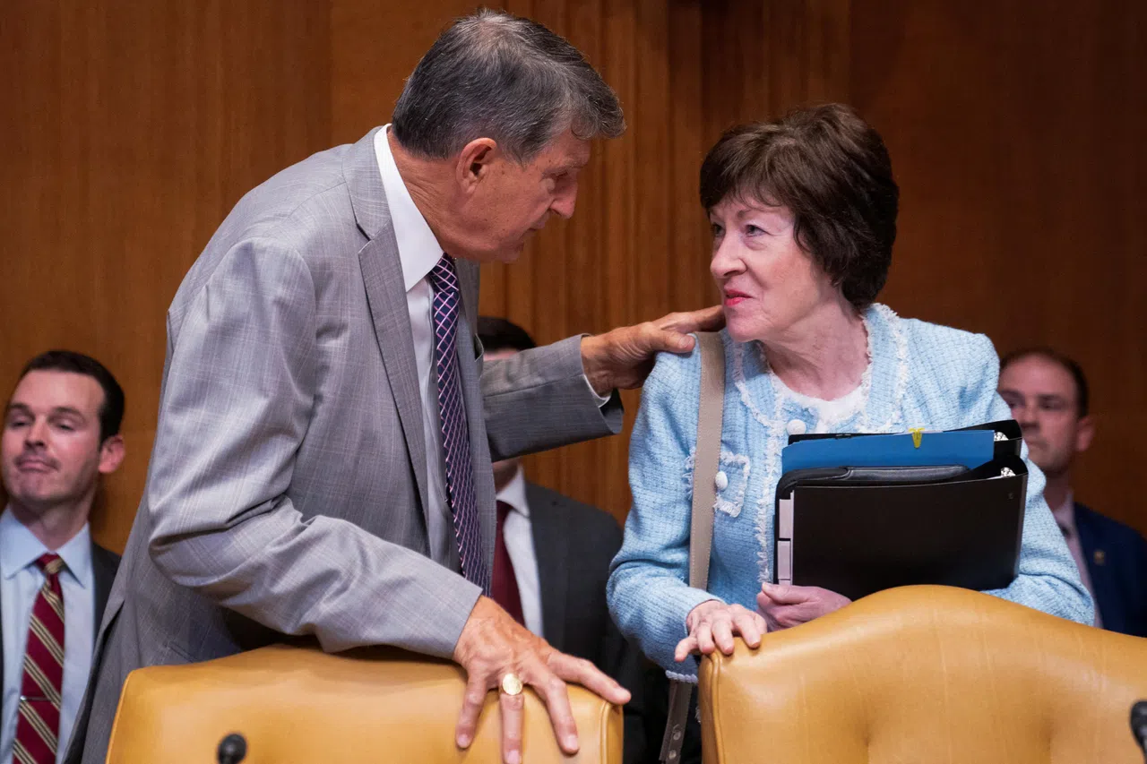 美国共和党参议员柯林斯（右）是《美国旗美国造法案》的联合发起人之一。（路透社）