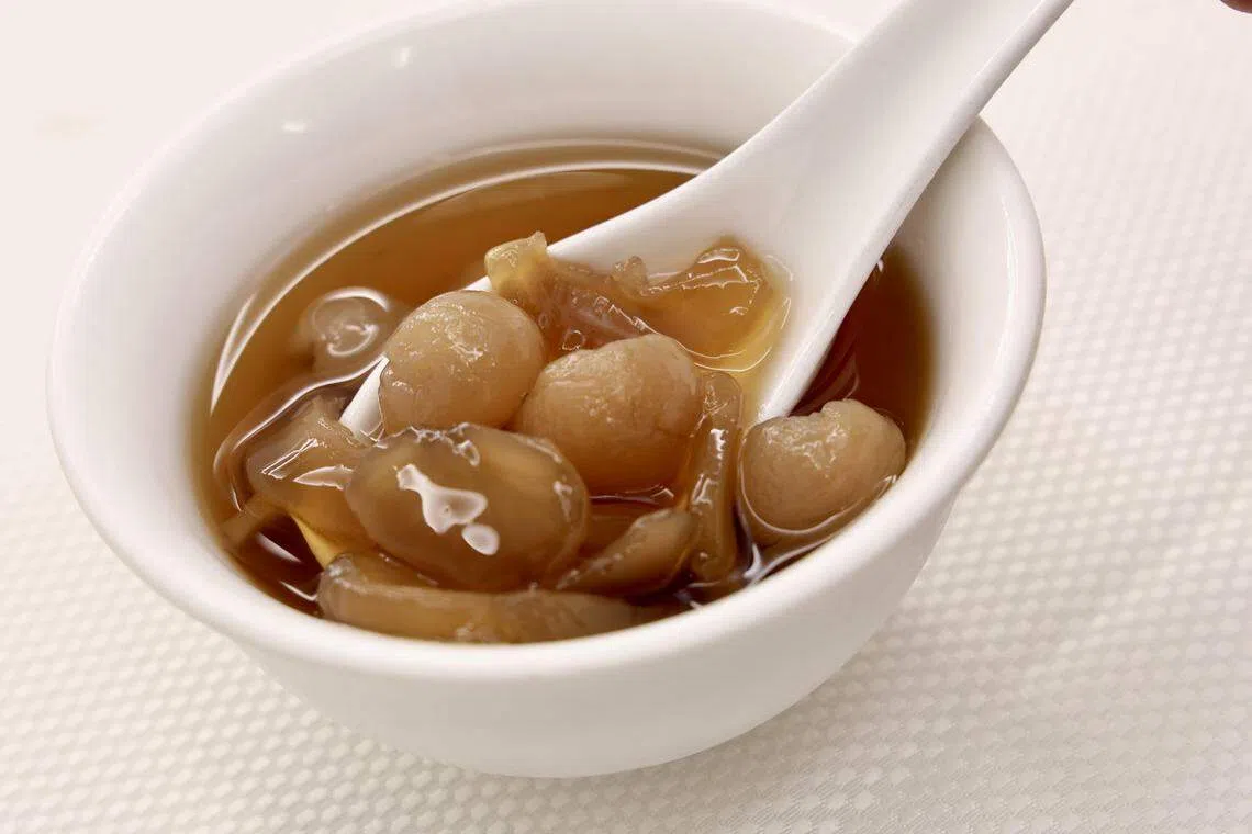 海底椰龙眼甜汤消暑解热，甜度恰好。（特约陈来福摄）