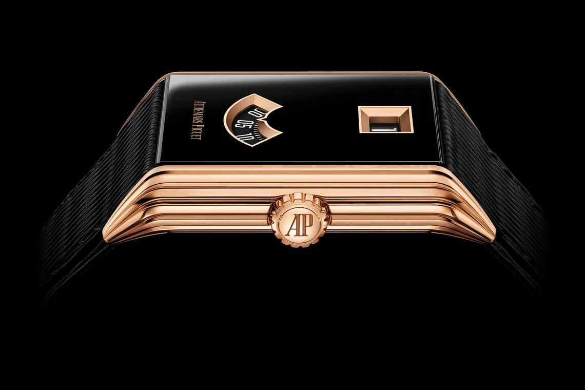 Neo Frame矩形表壳以18K玫瑰金打造，向1930年代“流线型现代风格”致意。（爱彼提供）