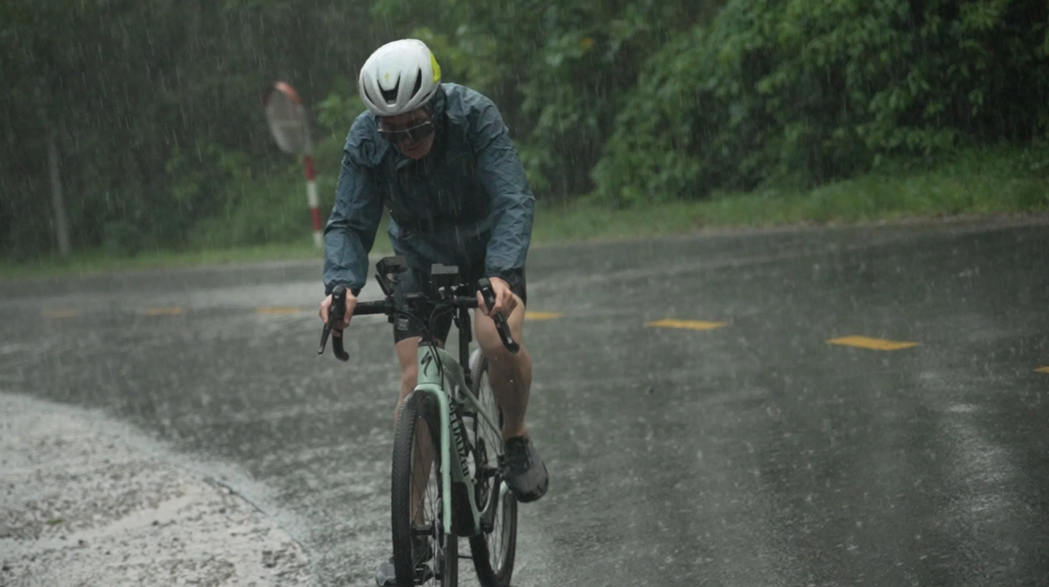 葛凡在途中遇上大雨，奋力前行。（新传媒提供）