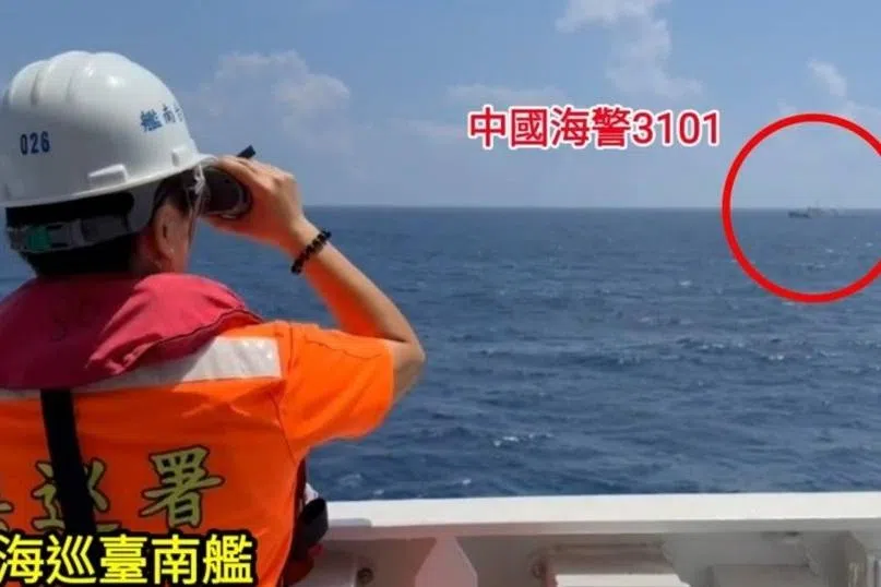 大陆海警船端午节驶入东沙岛限制水域 与台海巡船舰对峙