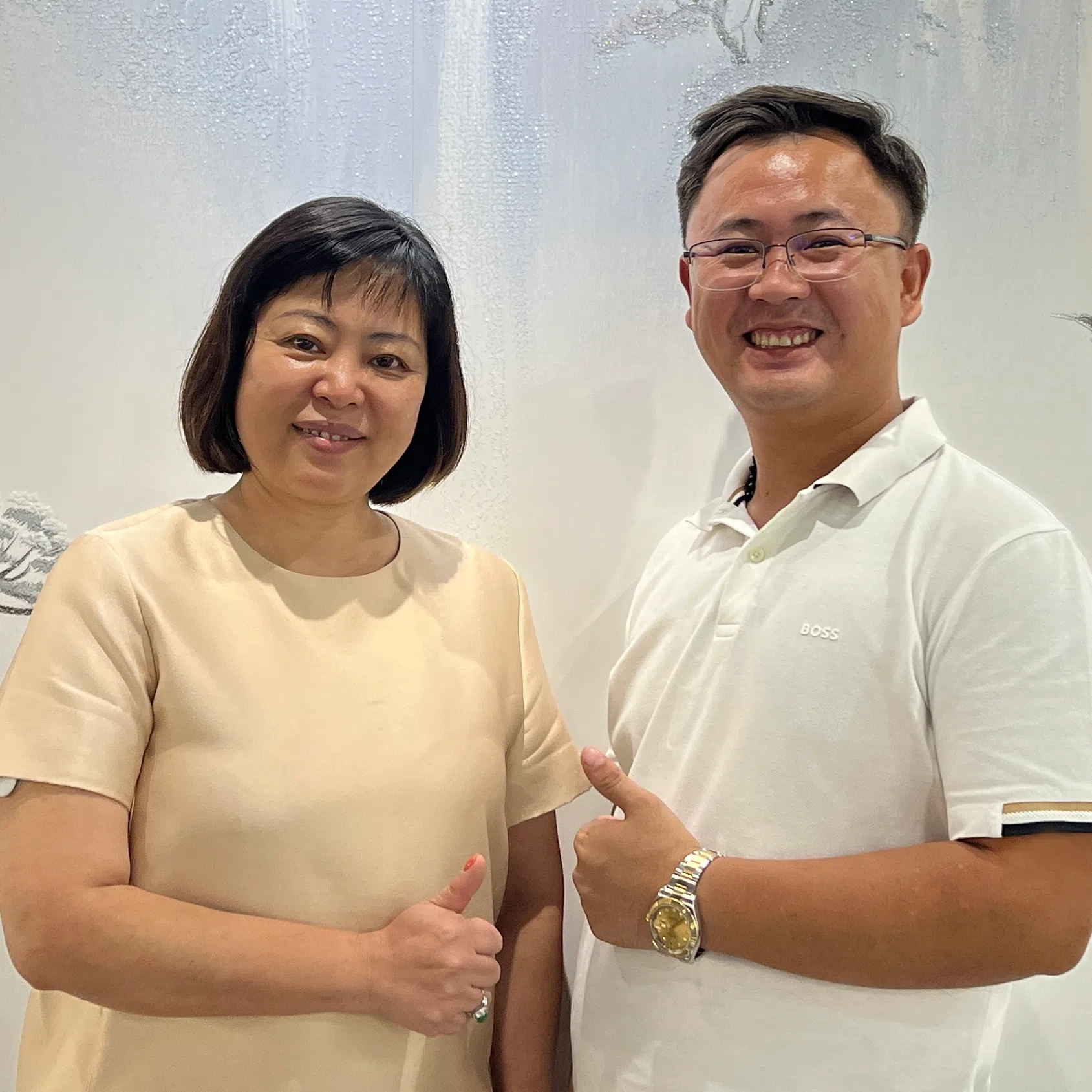 于等波（右）和王莉（左）共同创办Stone Artistry Pte Ltd。（贺玉荣摄）