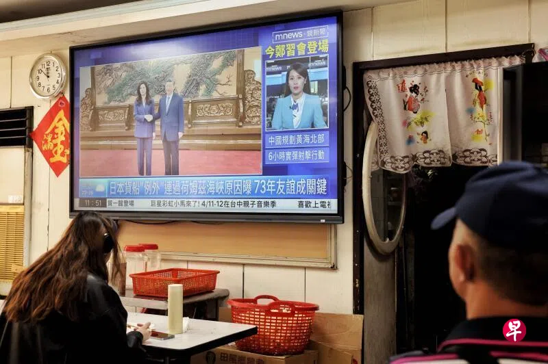 4月10日，台北一家餐厅的电视屏幕播放国民党主席郑丽文在北京与中共总书记习近平会面的画面。 （法新社）