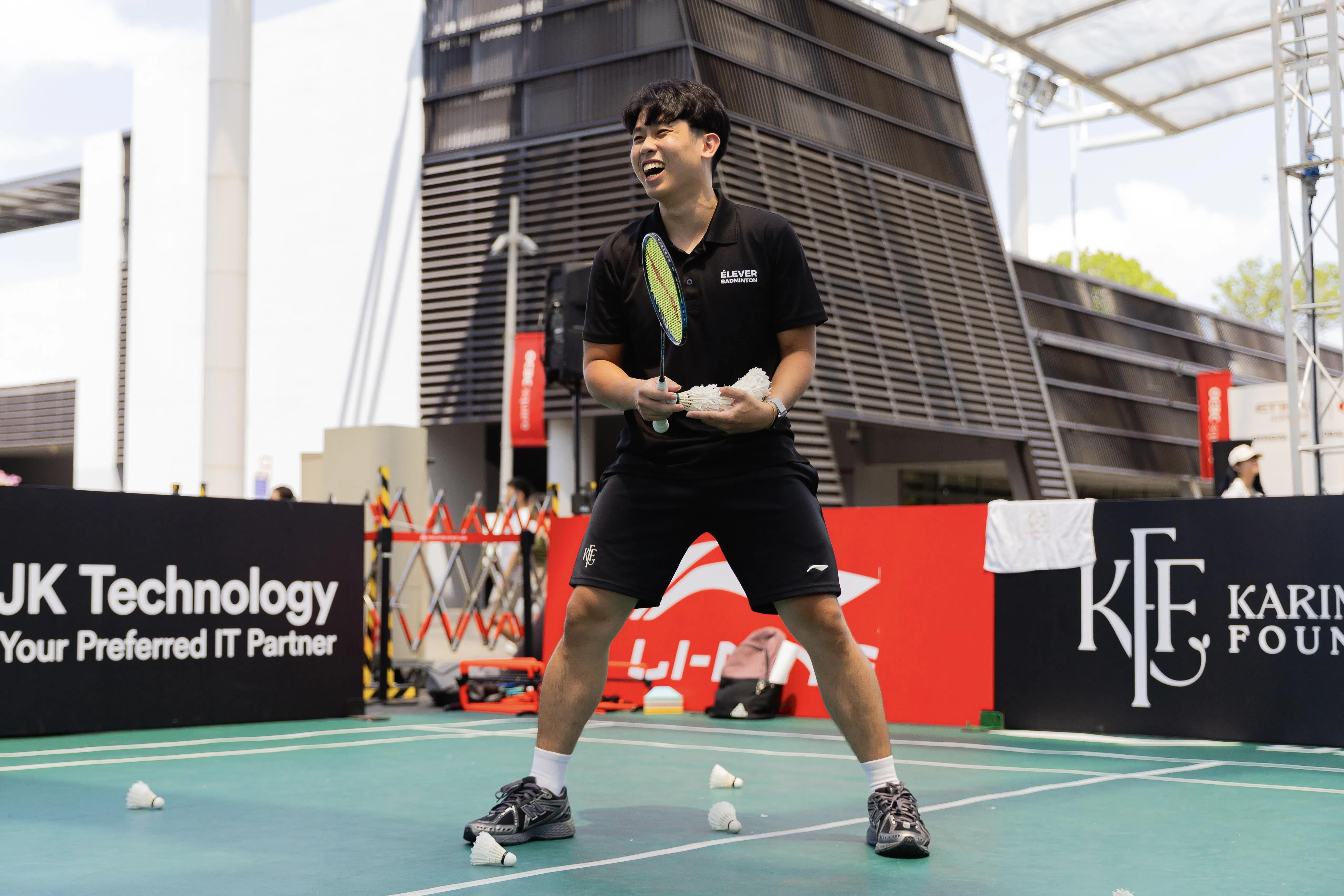 骆建贤在双打大师课指导成年人打球。（Élever Badminton提供）