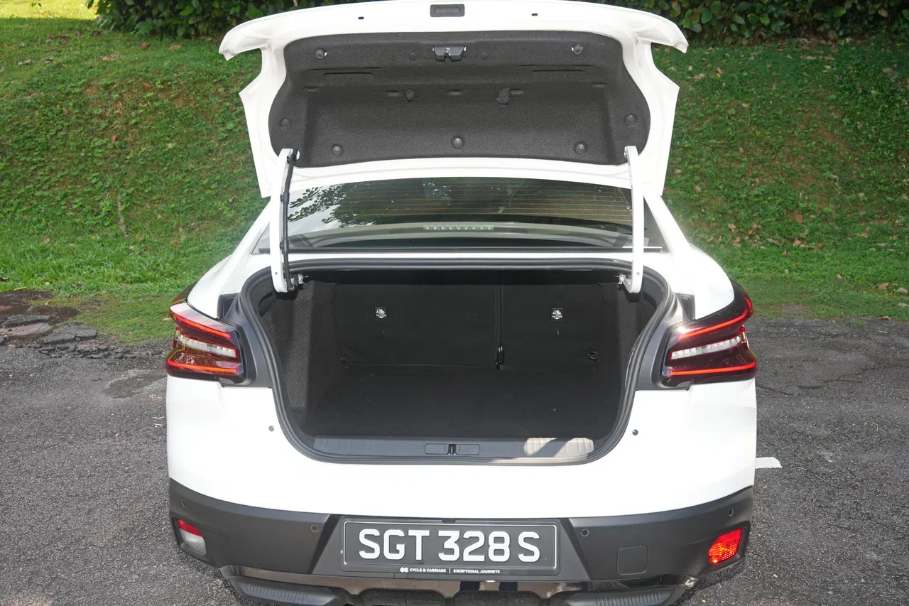 行李厢盖是手动开关，置物容积为510公升。（谢智扬摄）