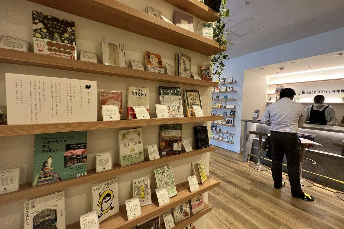 踏入书酒店，感觉走进了图书馆，入住客人还可以带三本书进房间阅读。（叶孝忠摄）
