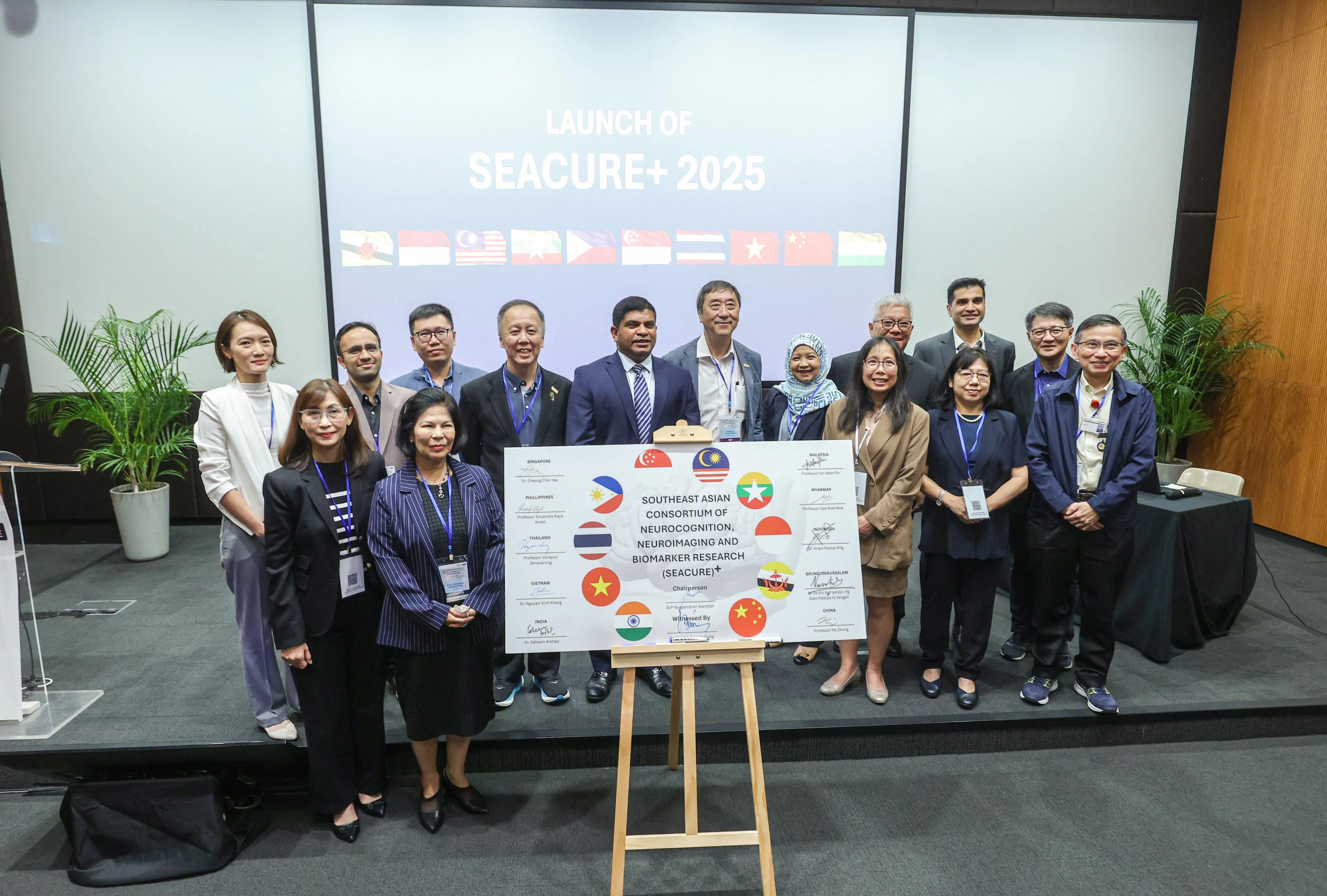 新加坡失智症研究中心所长纳根德兰副教授（后排左五）和另九个国家的联盟伙伴签字，正式成立“SEACURE+”。（游甯稀摄）
