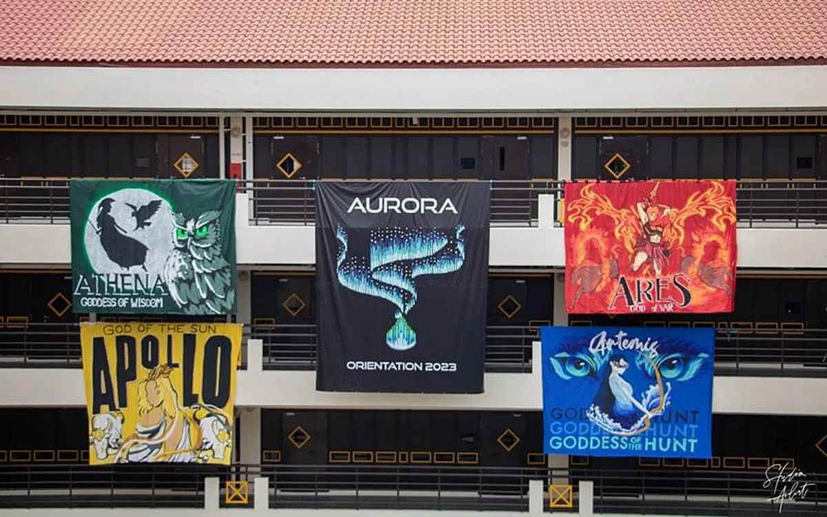 高挂在中央广场的横幅，中间是代表今年迎新活动的“极光”，其余四面则分别画上代表高中部四大育人学团（faculty）的吉祥物，彰显“四个学团，一个华中”的理念。（华中陈靖凯摄）