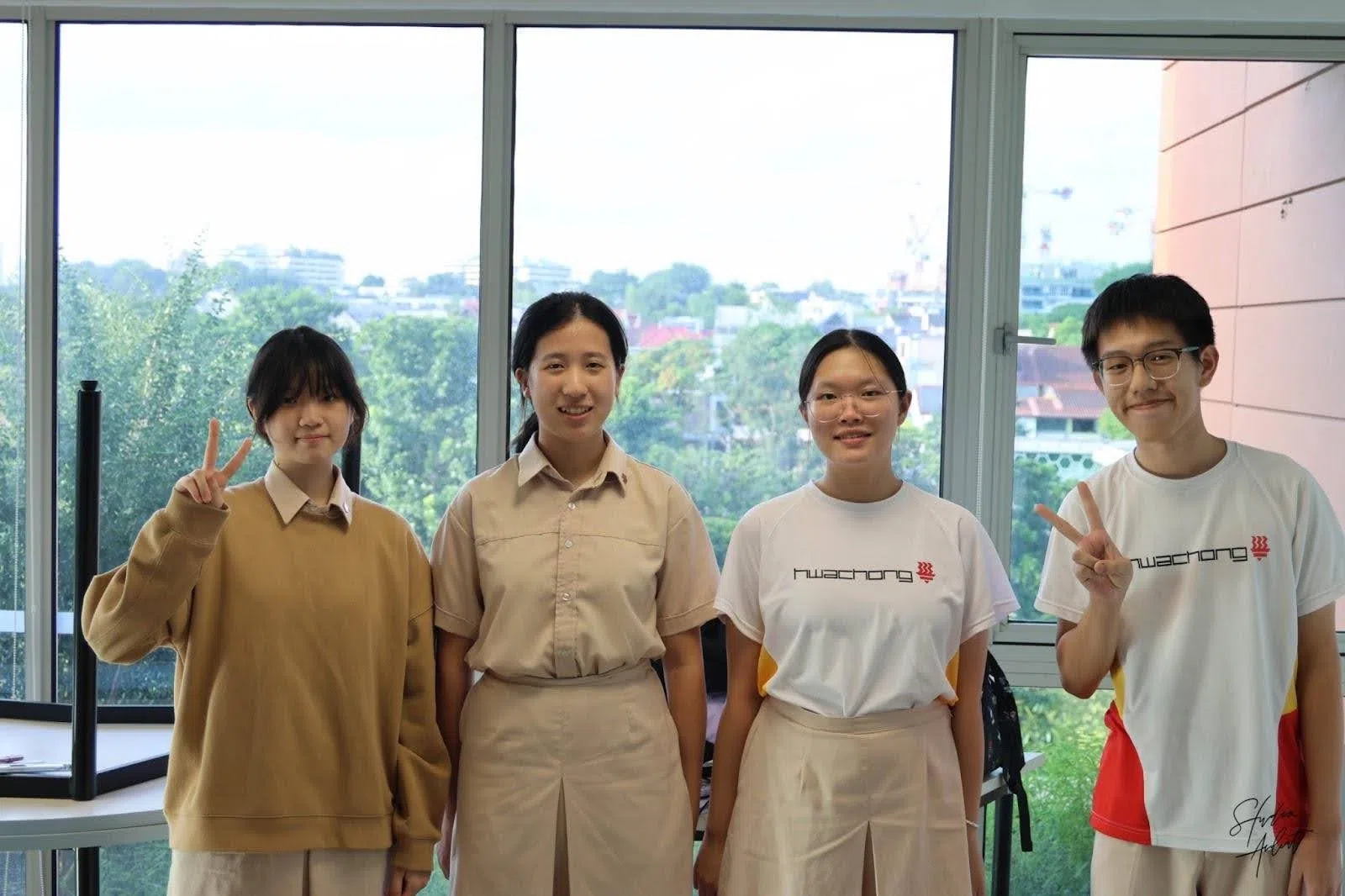 反方辩手（右起）：一辩林育任、二辩陈丹青、三辩王弈心、四辩韩珺之。（华侨中学高中部提供）