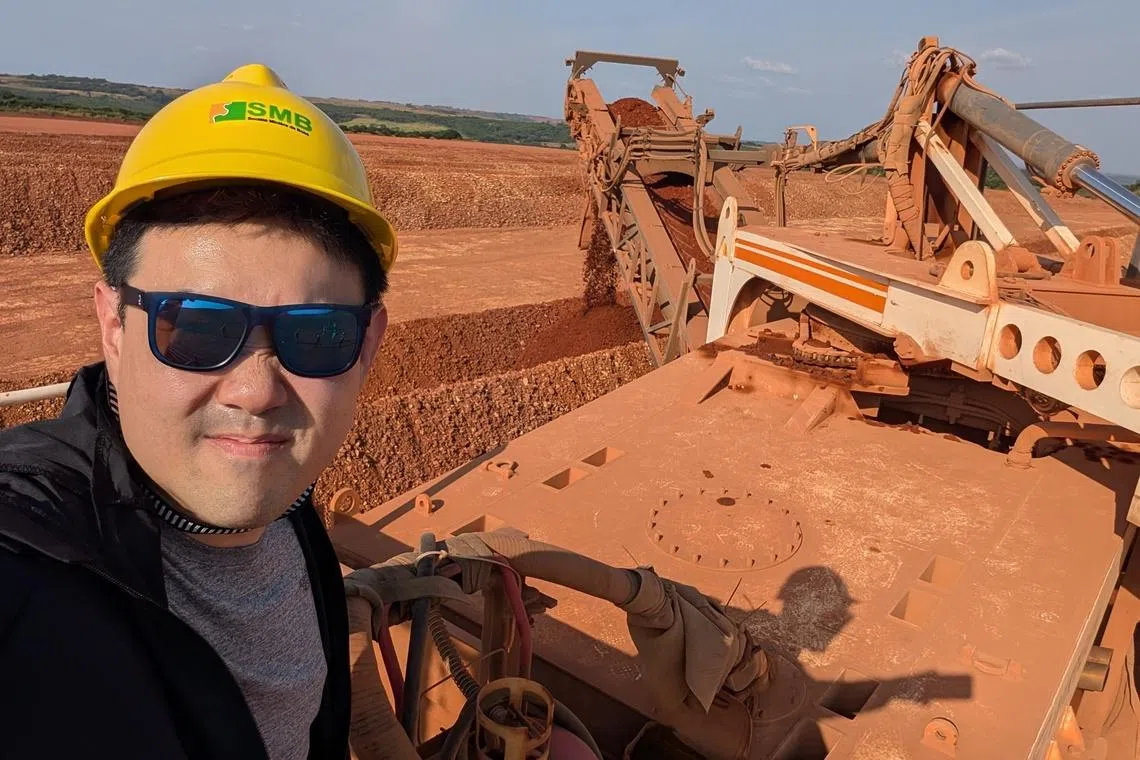 这趟行程除了深入几内亚的部落，也有机会“踏足”矿区的矿车，近距离观看开采铝土矿和铁矿的过程。图为几内亚博凯赢联盟铝土矿区的开采车上拍摄。（刘永健摄）