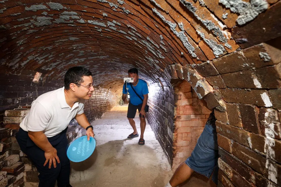 教育部长李智陞（左）进入龙窑内参观，了解烧制陶器的过程。（邝启聪摄）