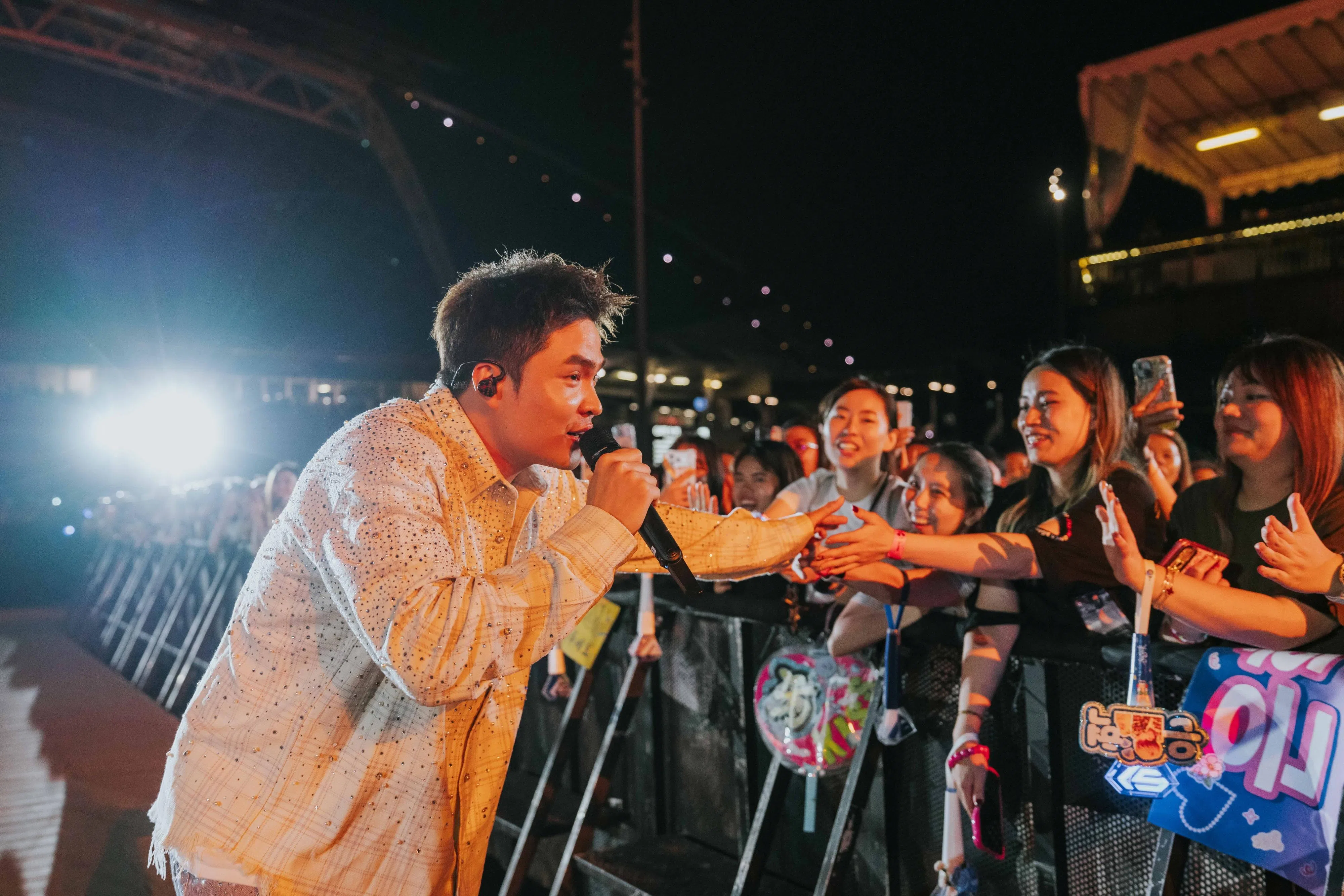 中国歌手承桓下台与现场观众互动。（加冷汇提供）