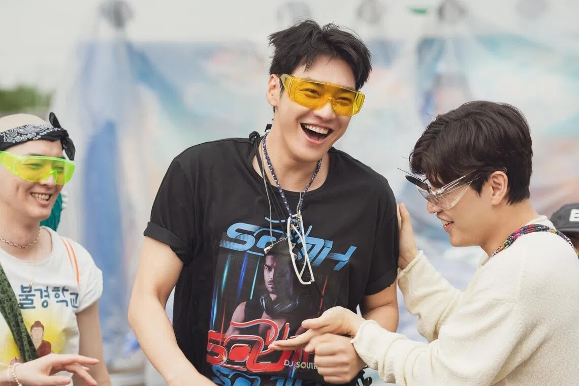 姜泳锡（左起）、金英光和姜河那在片中不计形象搞笑。（嘉华院线提供）