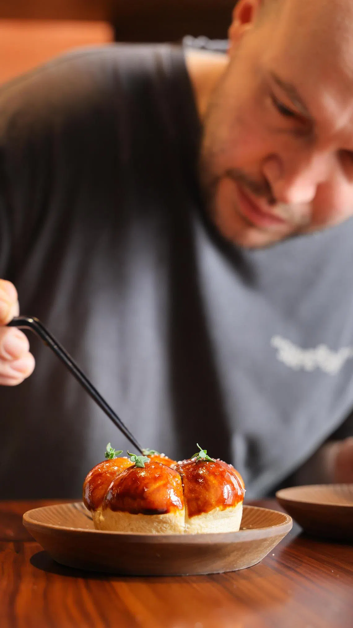 餐馆Latido的创办人兼主厨费尔南多（Fernando Arevalo）为黑麦面包撒上百里香和马尔顿盐。（龙国雄摄）