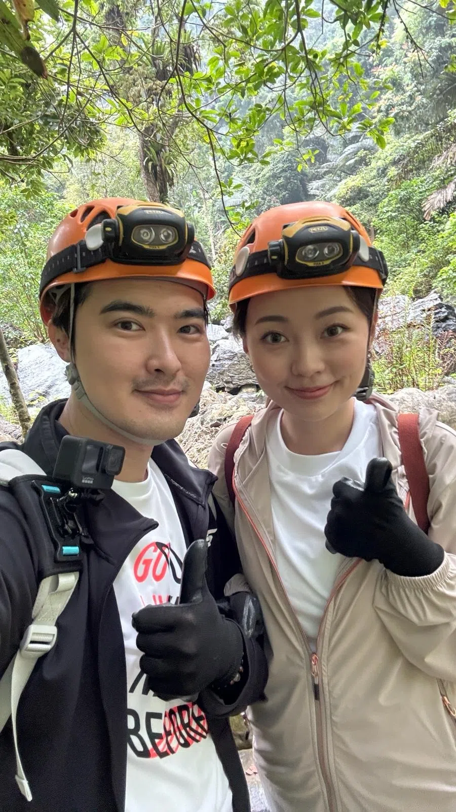 李腾和太太Gina深入越南丛林，挑战洞穴探险之旅。（3角60度制作公司提供）
