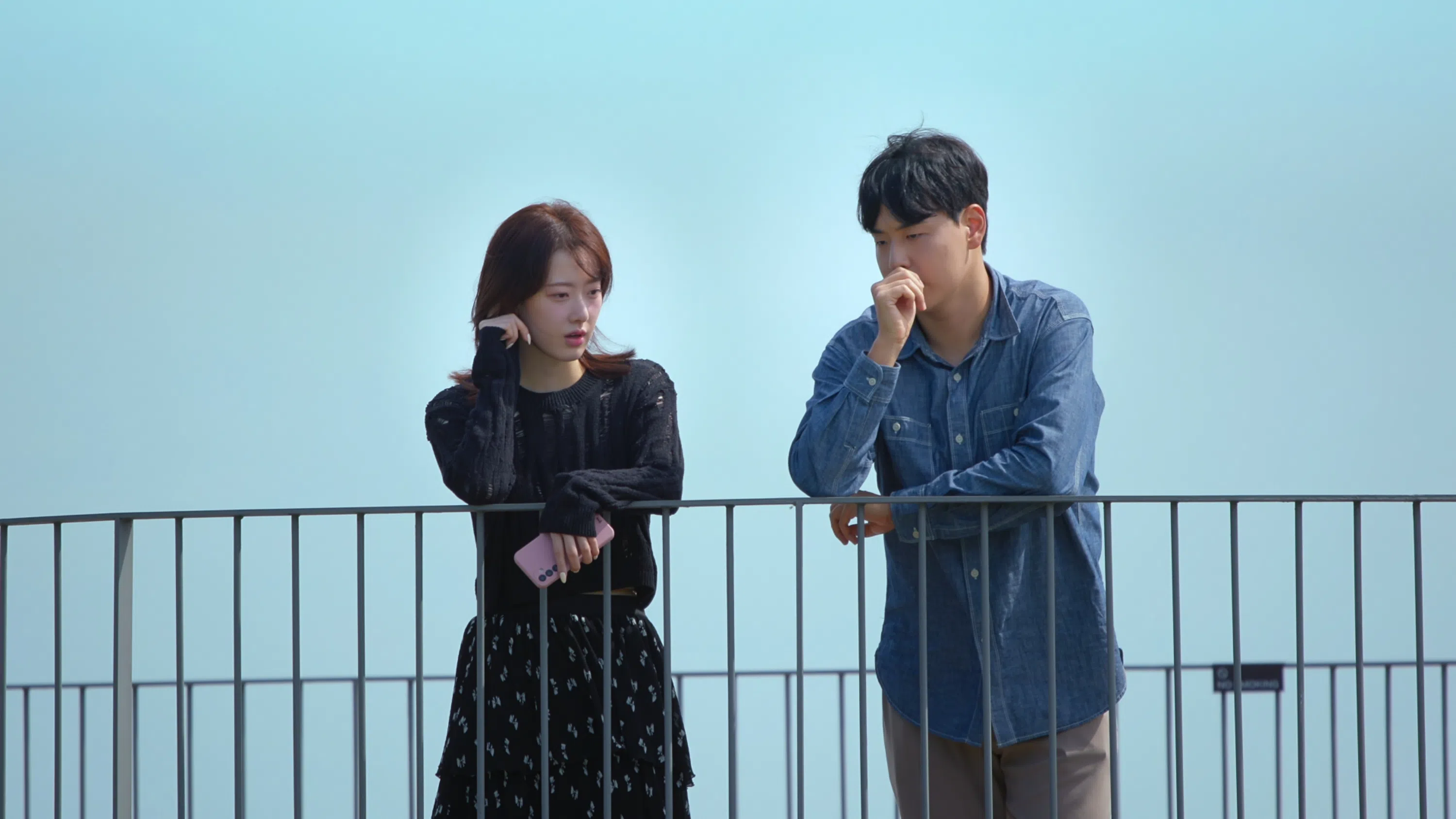 不懂得察言观色的金相昊（右），让荧幕前的观众和主持人都感到非常郁闷。（Netflix提供）