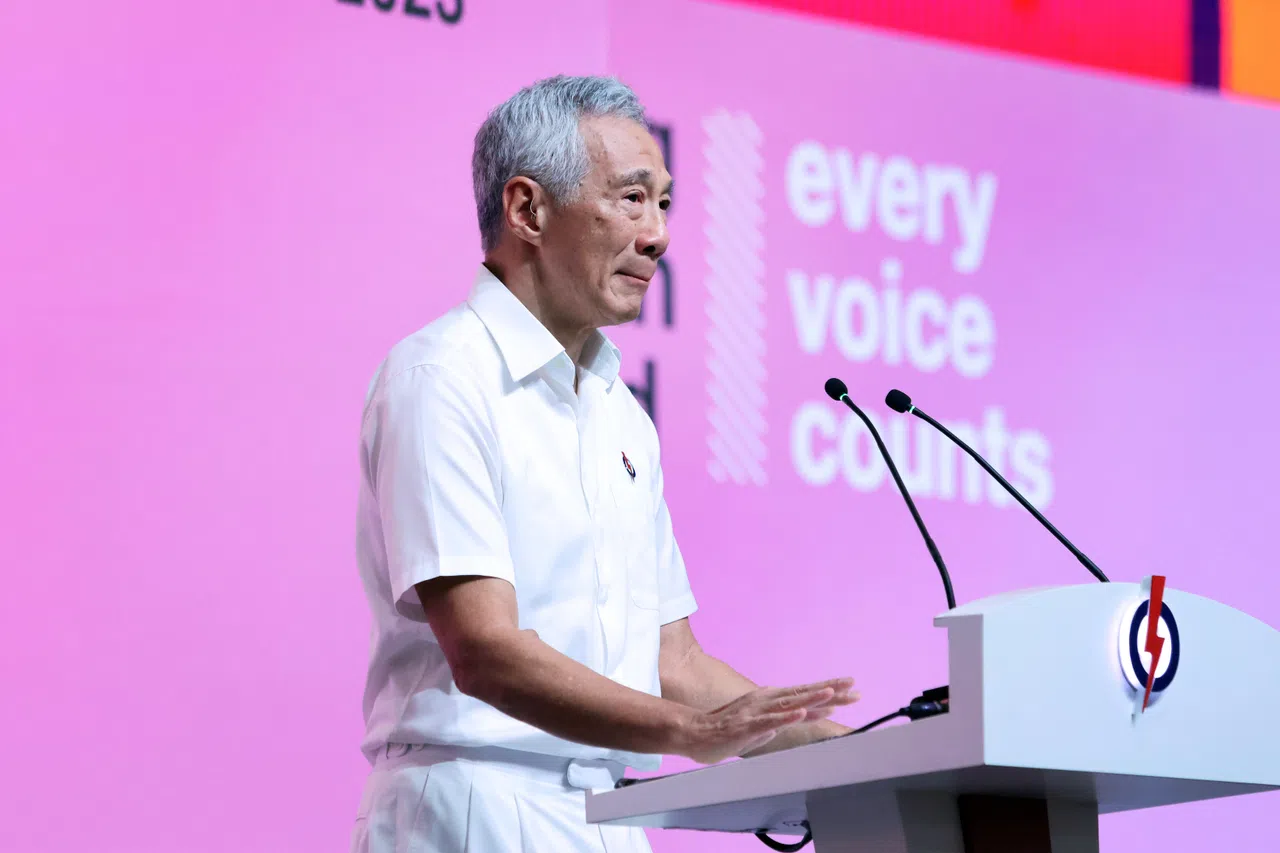 李总理说到能一生为国服务是他的福气与荣幸时，一度哽咽。他强忍着泪水，沉默约40秒以平复情绪，在场党员纷纷起立，报以热烈掌声。（梁麒麟摄）