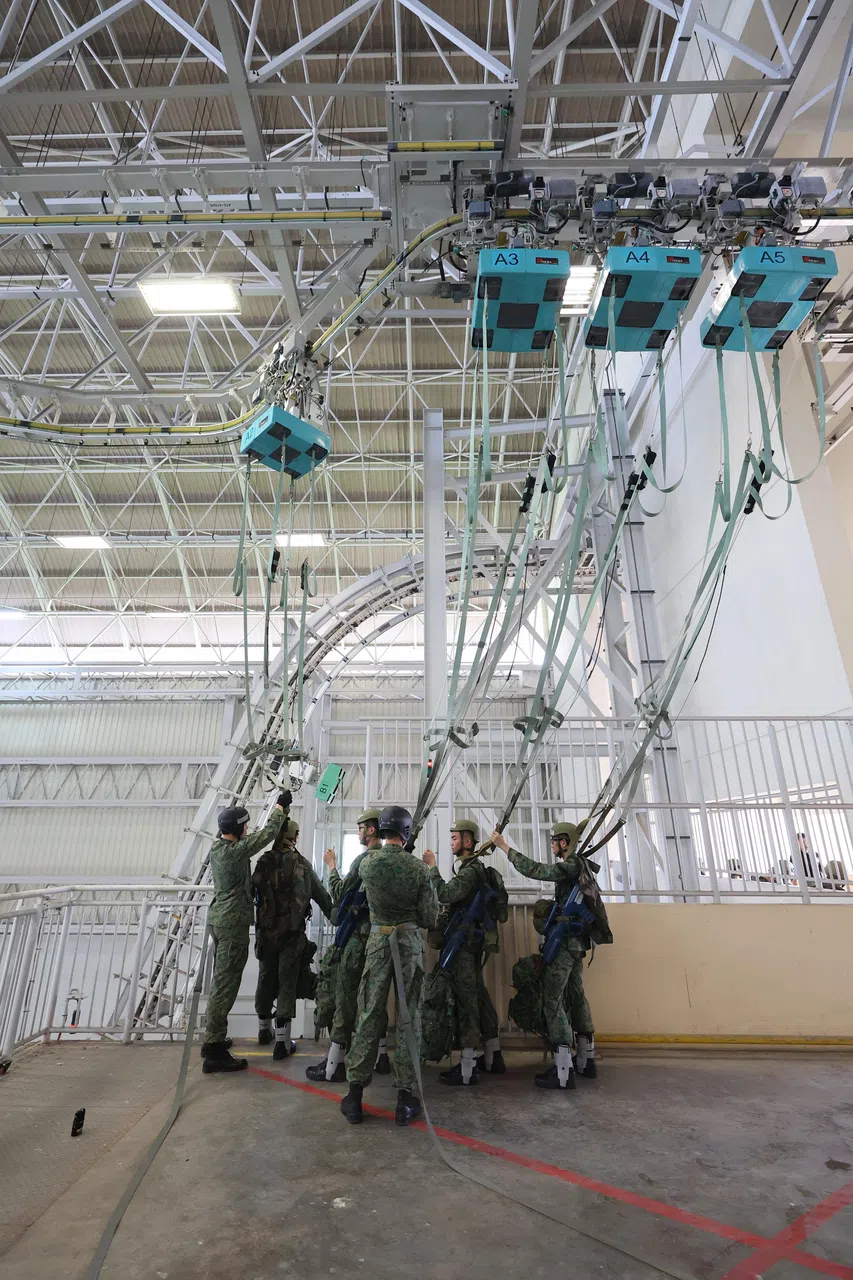 外形酷似过山车的跳伞训练设施让学员可一次过执行跳机、滑翔和着陆等动作。（唐家鸿摄）