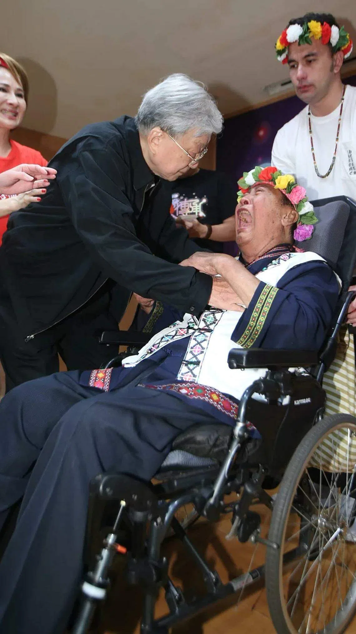 万沙浪（右）晚年中风无法言语及行动，见到50年未见的导演李行（左）显得激动。（互联网）