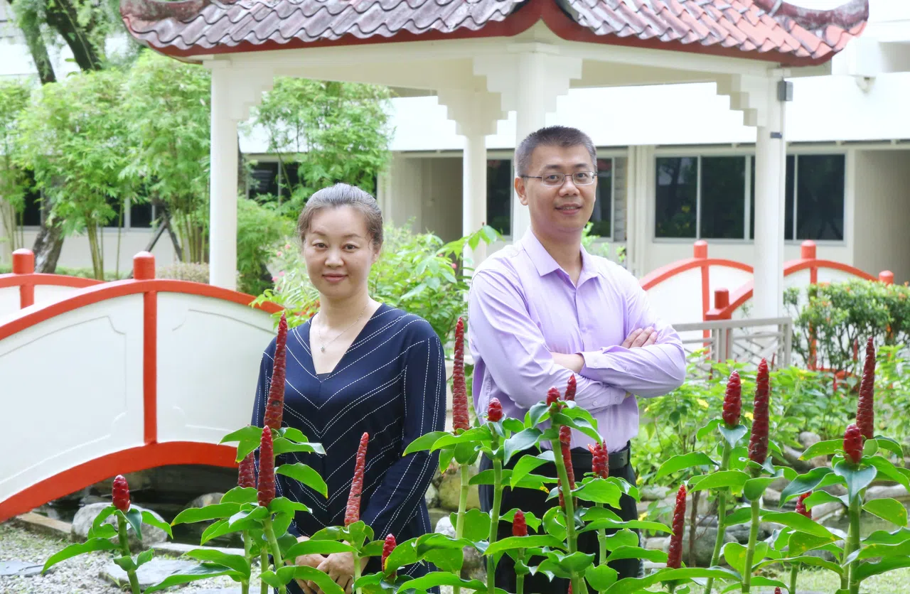 新加坡华文教研中心开展了一项有关本地华族儿童家庭用语的调查，图为主要研究员李丽博士（左）和研究组长林进展博士。（特约陈福洲摄）