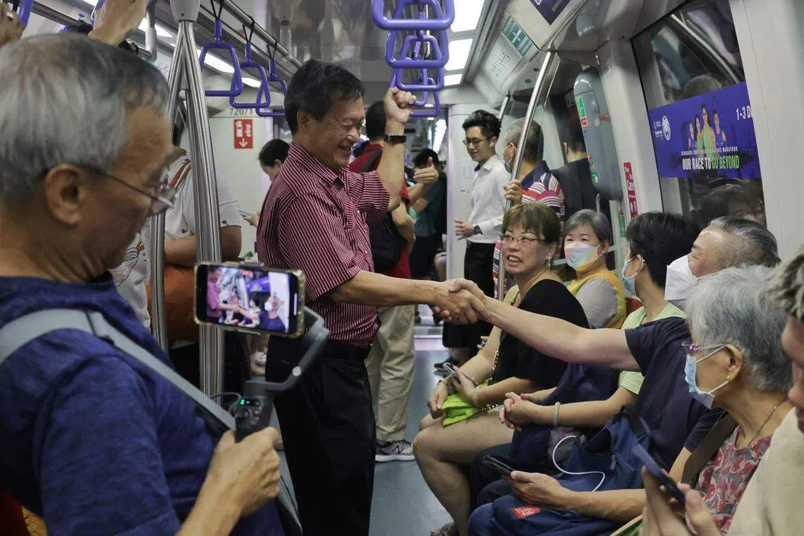 陈钦亮星期一（14日）早上乘搭地跌从榜鹅站前往多美歌站，并从车厢的一端走到另一端，与乘客互动。（海峡时报）