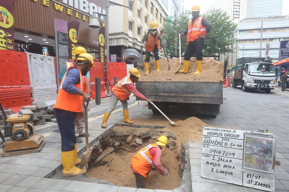 地陷发生后，吉隆坡市政厅星期一随即封锁相关路段，并派人以砂石填平坑洞。（中国报）