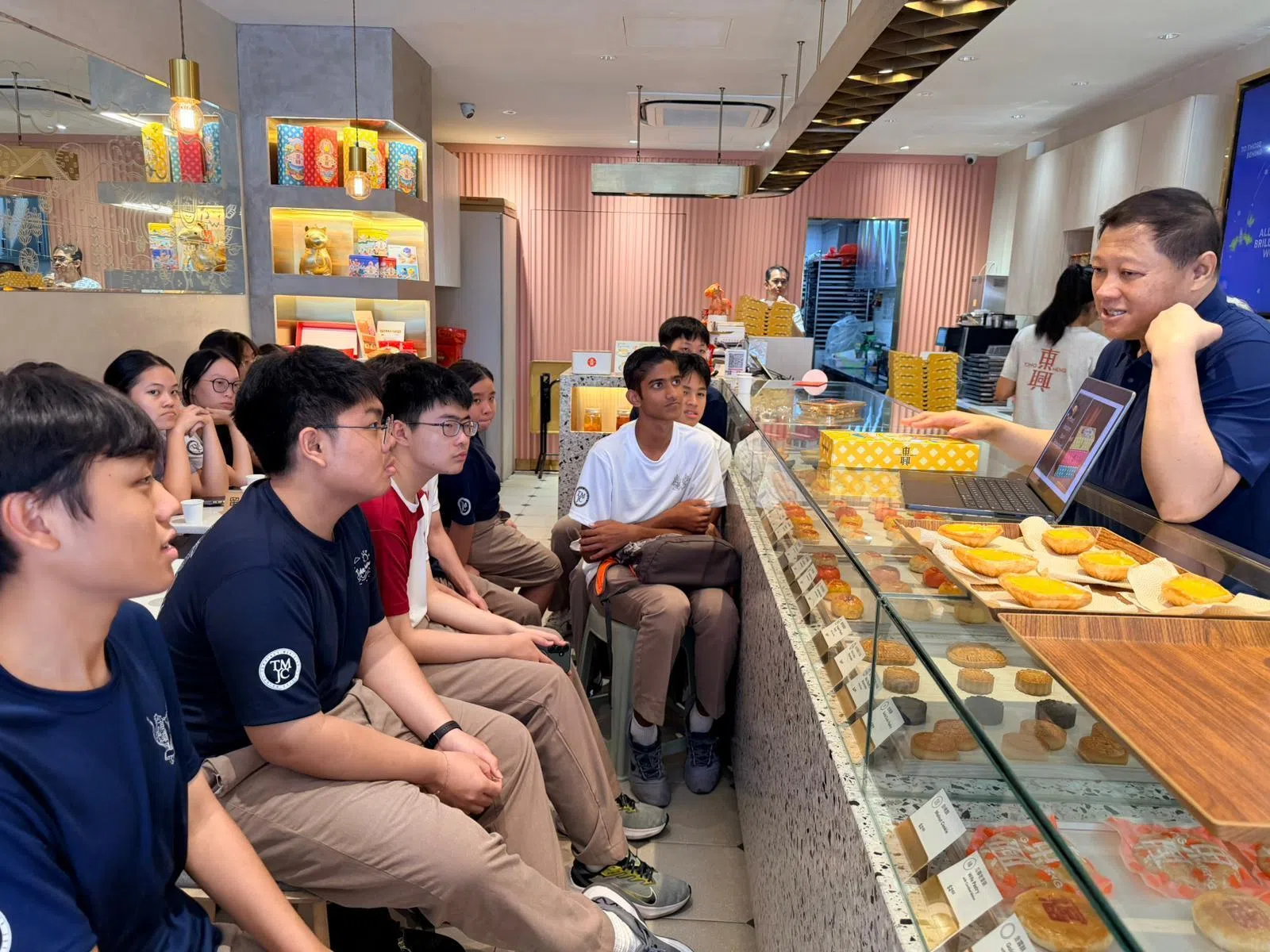 学生正聚精会神地聆听东兴饼家店主方惠强的分享。（照片由淡滨尼美廉初级学院提供）