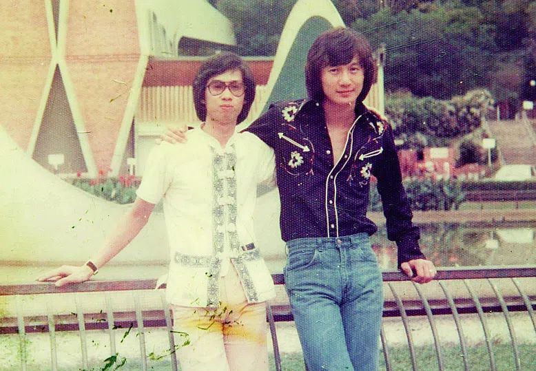 有“鬼马填词人”之称的黎彼得（左）创作逾200首作品，当中跟许冠杰合作一连串充满哲理的金曲更是港人的写照。（互联网）