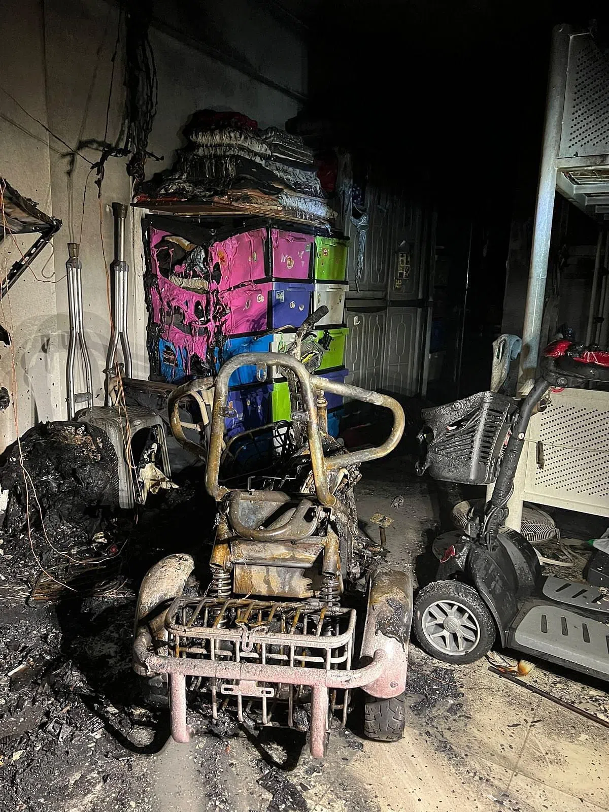 新买的行动辅助工具，疑因网购的电池已过期，结果第一次充电就引发火患，烧得只剩支架。（民防部队提供）