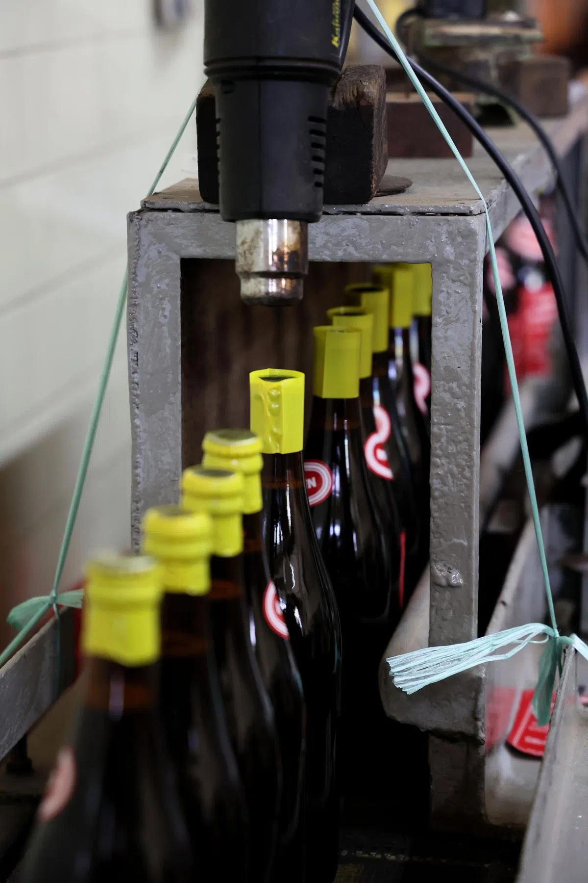 【装瓶】胡元兴以香麻油为主，只生产少量乌麻油给喜欢略带苦味麻油的老顾客。（龙国雄摄）