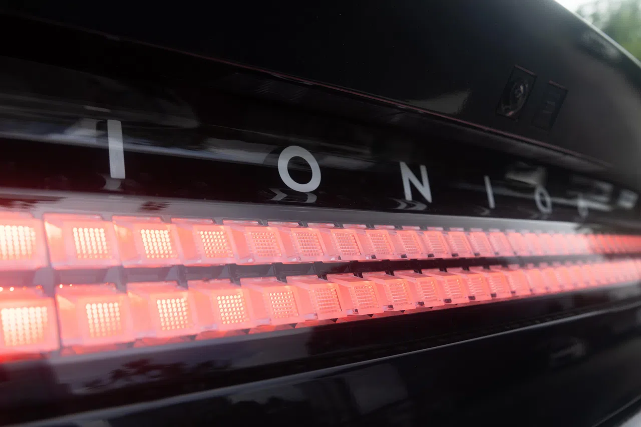 尾部矩阵点状LED灯组形成贯穿式灯带，很吸睛。（特约沈康雄摄）