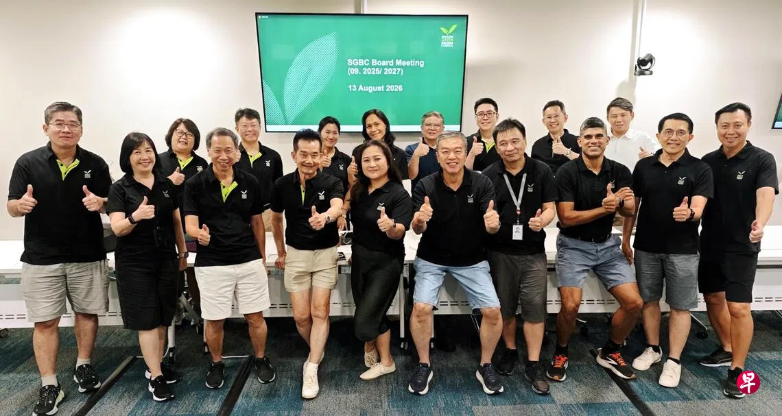 率先穿短裤开会 新加坡绿建委响应环保节能着装指南