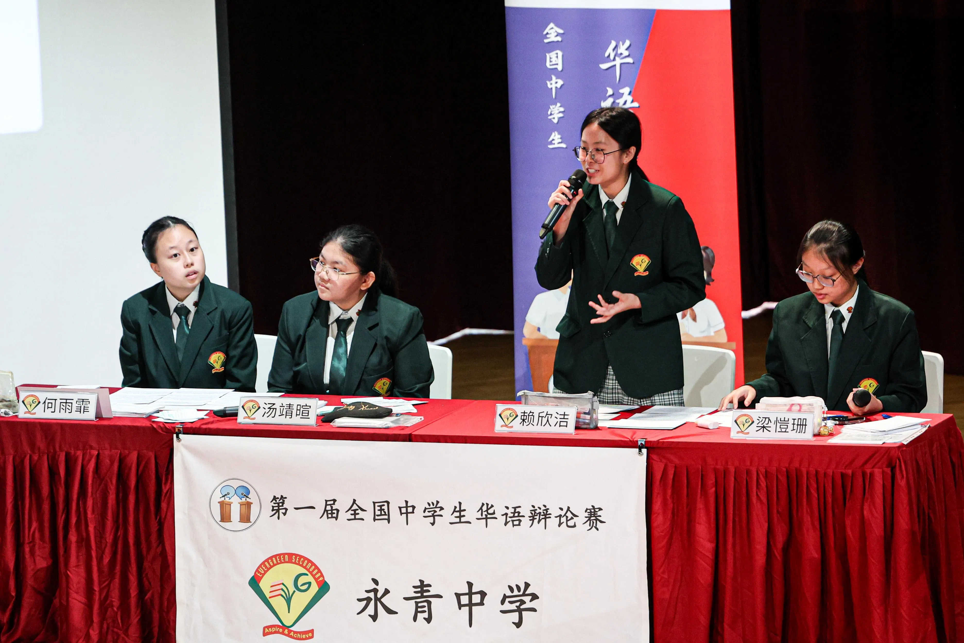 荣获“全系列最佳辩手”的永青中学辩论员赖欣洁（右二）认为参赛最大的成长是加强了独立思考的能力。（关俊威摄）