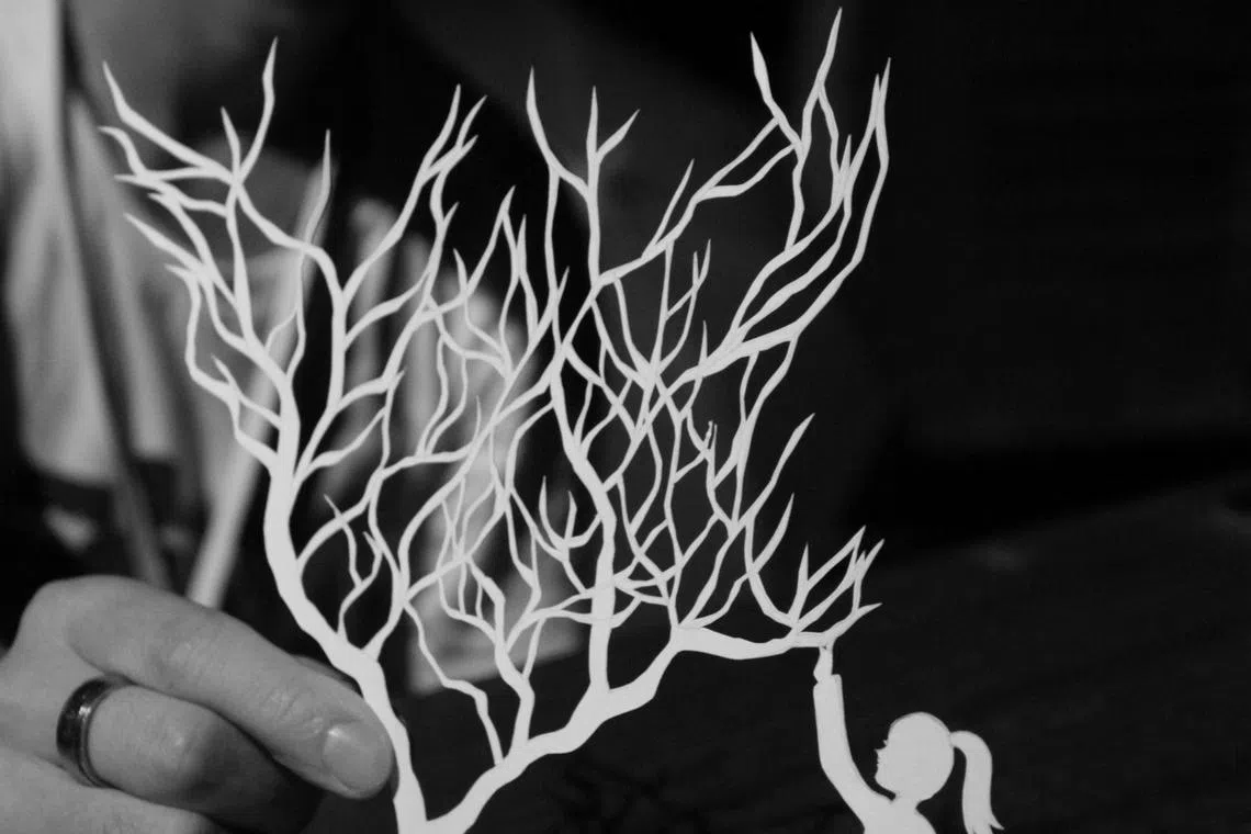 本届百力果华文小剧场亲子节，邀请香港剧场灯光设计师、纸艺艺术工作者刘铭铿设计布景、灯光与互动工作坊。（实践剧场提供）