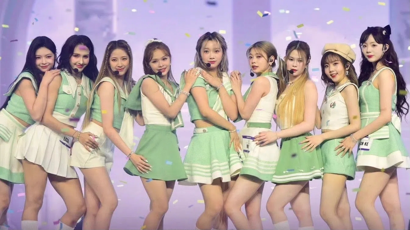 第一回合中，18名晋级总决赛的学员分两组演出，图为唱跳“Into the New World”的第一组学员。（取自创造营亚洲微博）