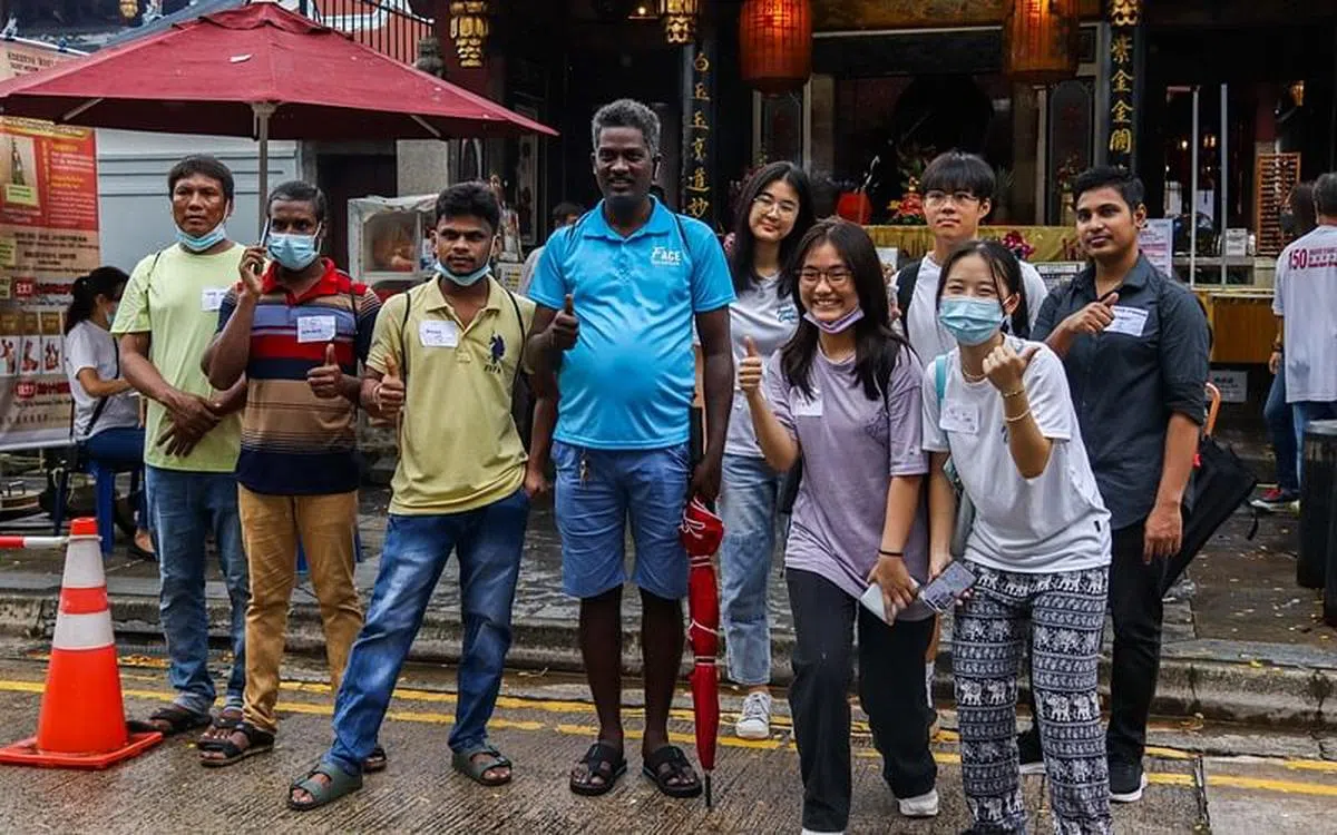 Project Concord成员和客工到访本地景点，学生义工许净圆（后排右三）首次与客工互动。（颜子宁摄）