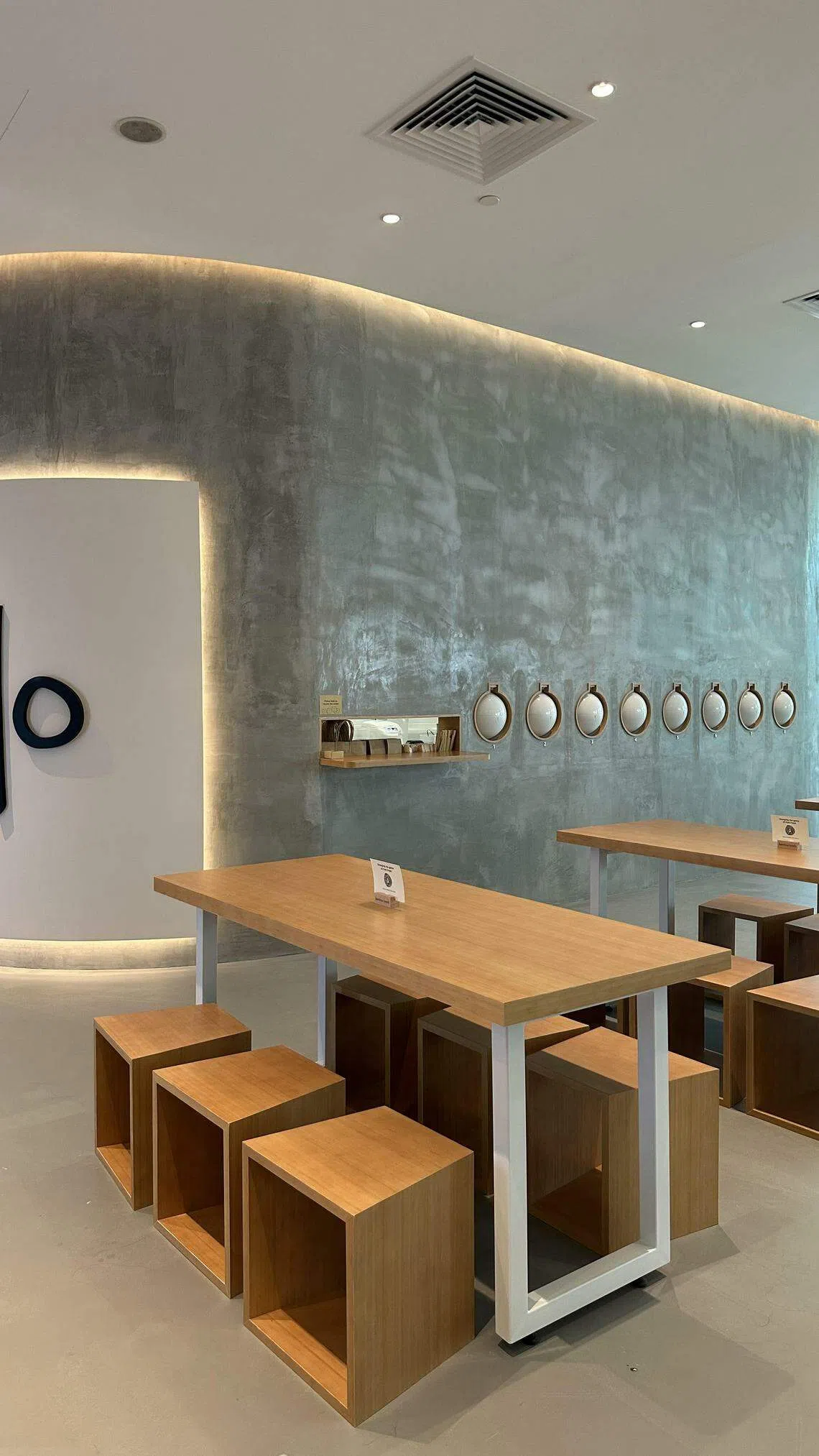 餐馆室内设计现代简约，原木色调让整个用餐空间呈现出质朴与宁静的氛围。（餐馆提供）