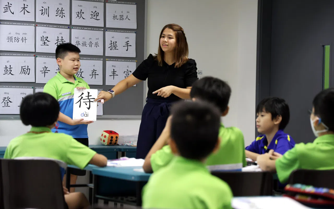 黄总理在国庆群众大会上承诺，政府会继续支持国人提升双语能力，鼓励他们从小使用华文华语。（叶振忠摄）