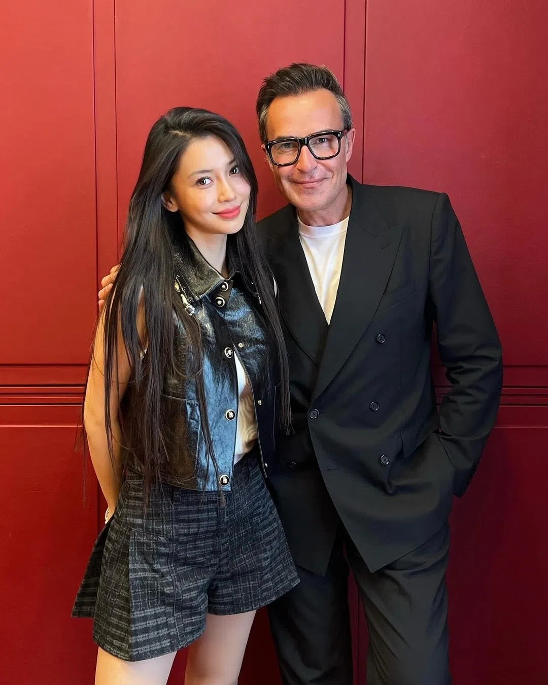 Baby（左）与爱马仕总监Michael Coste合照。（取自Michael Coste IG）