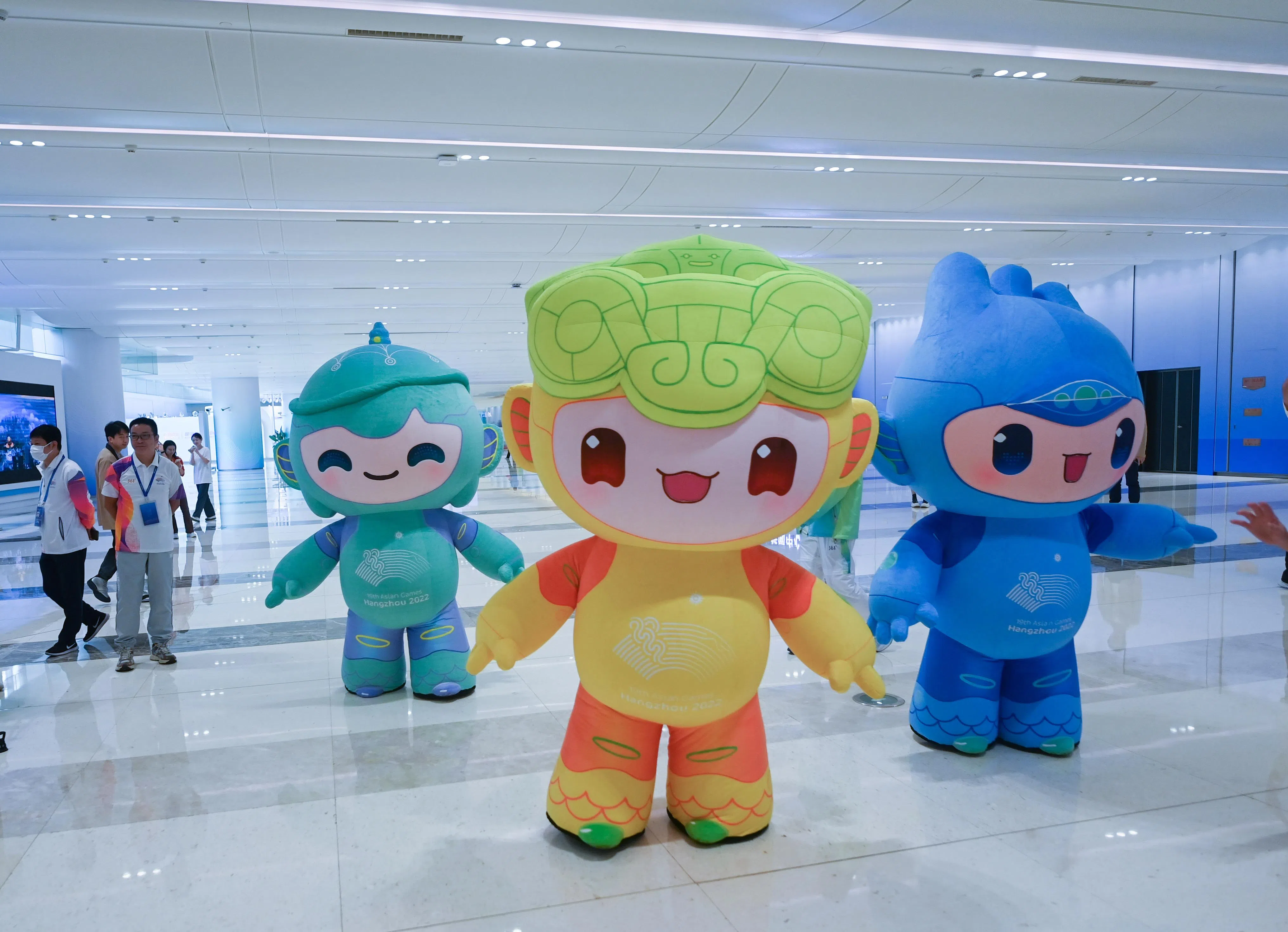 亚运会吉祥物是三个承载深厚底蕴和充满时代活力的机器人，左起为“莲莲”“琮琮”和“宸宸”。（新华社）