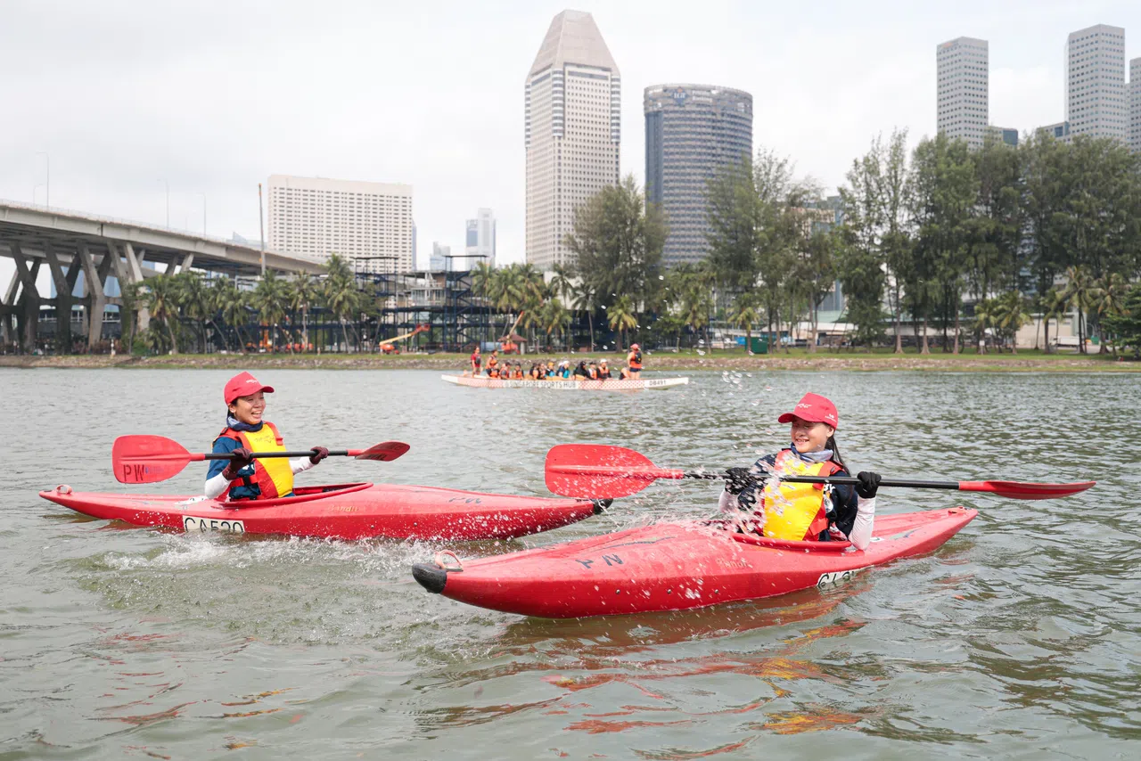 父亲林宝强乐见妻子和女儿享受划皮艇的样子。（李冠卫摄）