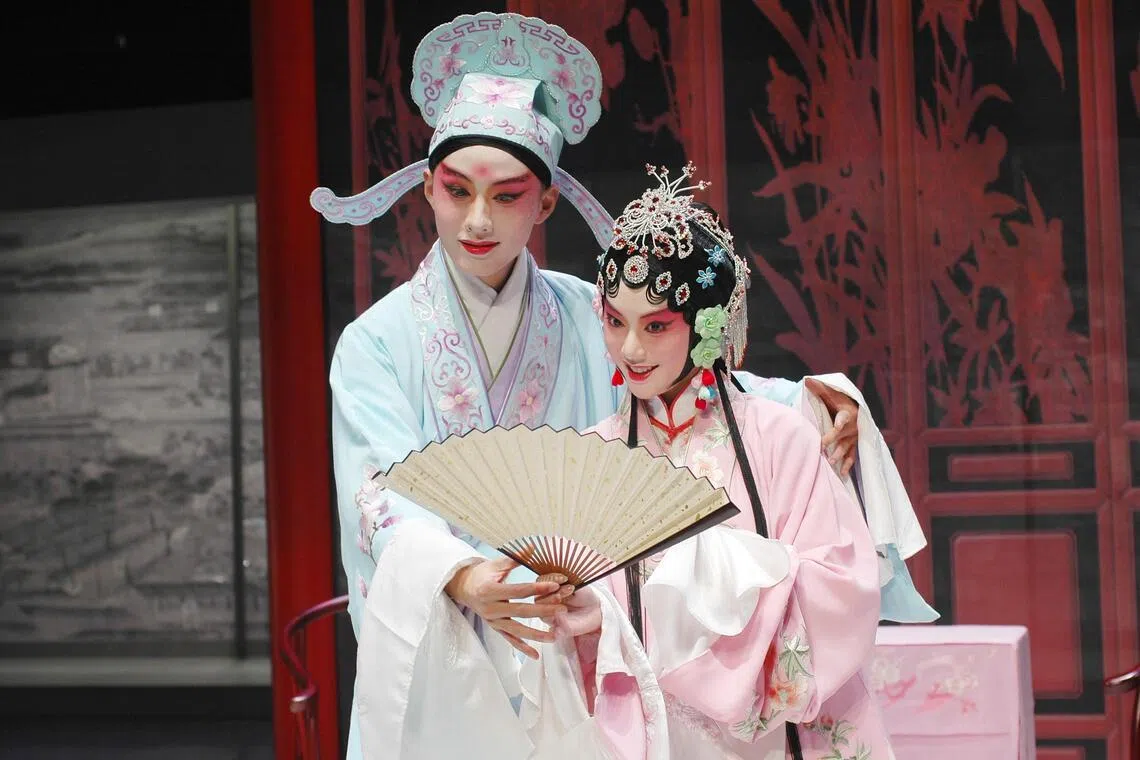 2010年，由江苏省昆剧院所演出的《1699·桃花扇》在华艺节上演，由施夏明（左）饰演侯方域，单雯饰演李香君。（档案照）