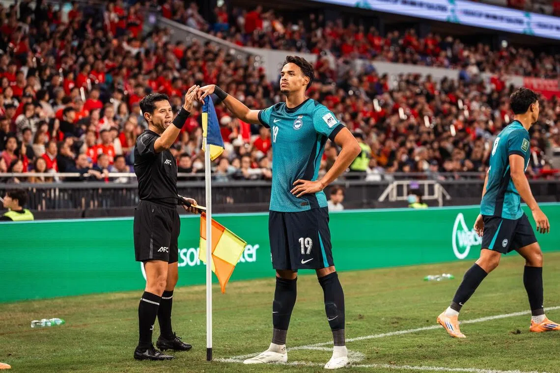 伊尔汗·范迪在攻入制胜球后，跑道角球旗帅气庆祝。（新加坡足球总会提供）