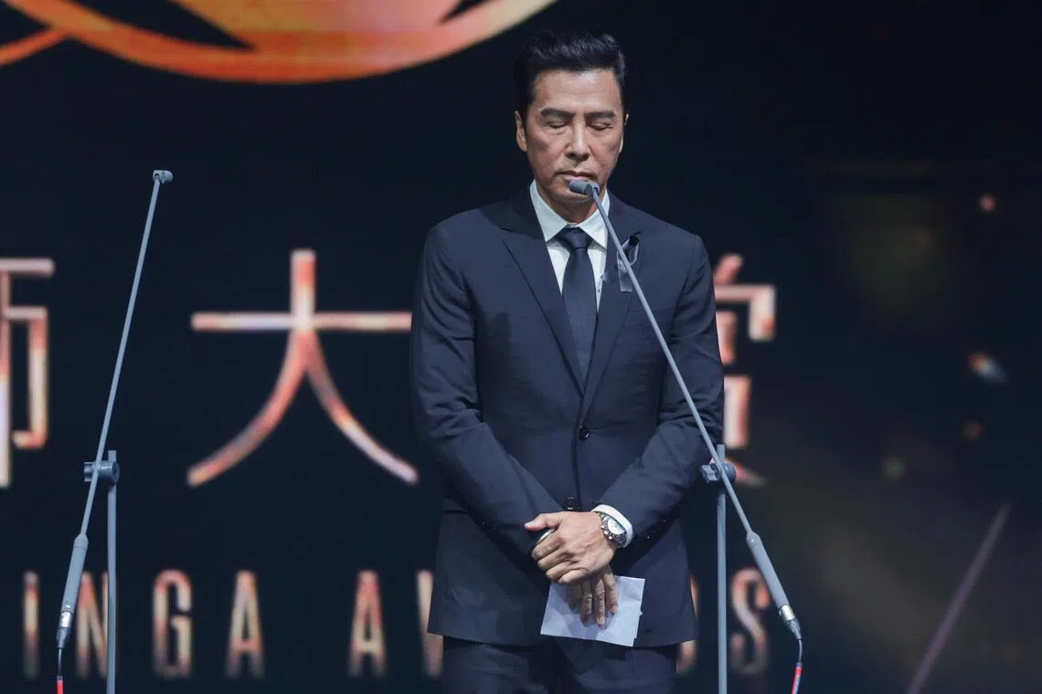 甄子丹在颁奖前领在场者为香港灾民默哀。（白艳琳摄）