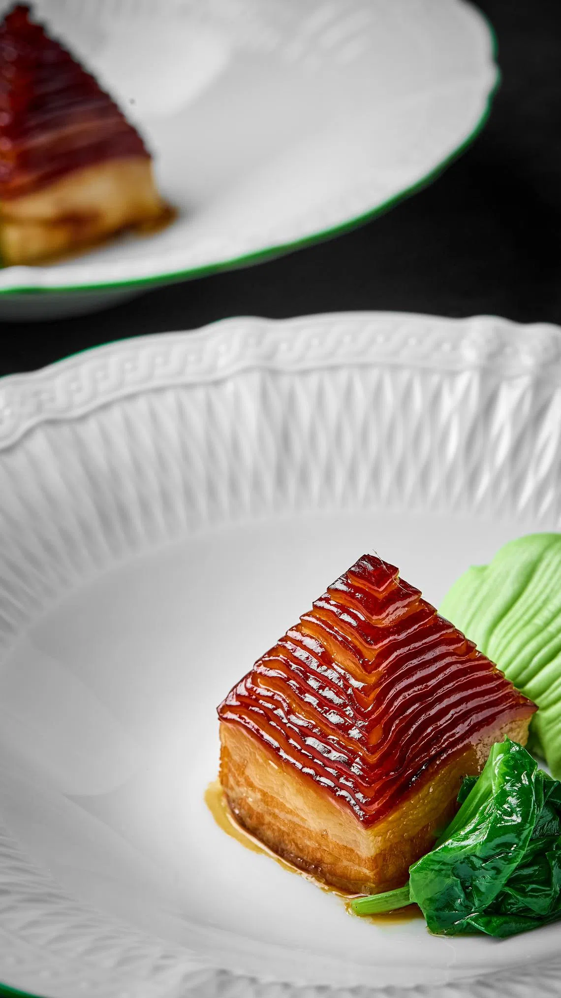 金牌扣肉伴班兰饼，猪肉片叠制出16层的宝塔造型，非常吸睛。（餐馆提供）